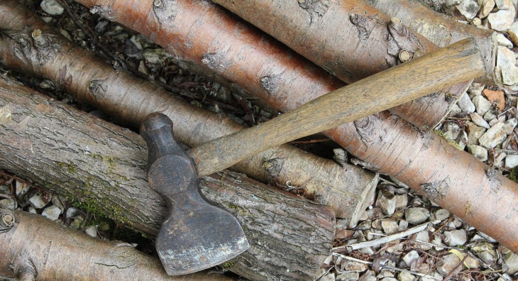 ΛΑΡΝΑΚΑ: Mπήκε στο διαμέρισμα με μπαλτά και μαχαίρωσε τον 40χρονο-Γυναίκα κατάφερε να διαφύγει