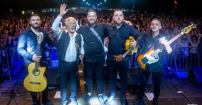 GIPSY KINGS: Έ&rho;&chi;&omicron;&nu;&tau;&alpha;&iota; &sigma;&tau;&eta;&nu; &Kappa;ύ&pi;&rho;&omicron; &ndash; &Mu;&iota;&alpha; &beta;&rho;&alpha;&delta;&iota;ά &gamma;&epsilon;&mu;ά&tau;&eta; &rho;&upsilon;&theta;&mu;ό &kappa;&alpha;&iota; &pi;ά&theta;&omicron;&sigmaf;-&Pi;&lambda;&eta;&rho;&omicron;&phi;&omicron;&rho;ί&epsilon;&sigmaf; &gamma;&iota;&alpha; &tau;&alpha; &epsilon;&iota;&sigma;&iota;&tau;ή&rho;&iota;&alpha;