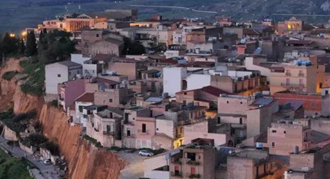 &Sigma;&Iota;&Kappa;&Epsilon;&Lambda;&Iota;&Alpha;: &Sigma;&pi;ί&tau;&iota;&alpha; &pi;ά&nu;&omega; &alpha;&pi;ό &tau;&omicron;&nu; &gamma;&kappa;&rho;&epsilon;&mu;ό &ndash; &laquo;&Phi;&omicron;&beta;ό&mu;&alpha;&sigma;&tau;&epsilon; &nu;&alpha; &kappa;&omicron;&iota;&mu;&eta;&theta;&omicron;ύ&mu;&epsilon;&raquo;-(&Beta;ί&nu;&tau;&epsilon;&omicron;)