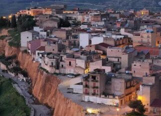 ΣΙΚΕΛΙΑ: Σπίτια πάνω από τον γκρεμό – «Φοβόμαστε να κοιμηθούμε»-(Βίντεο)