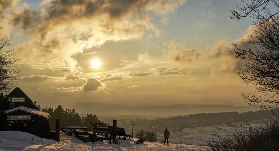 &Beta;&Rho;&Alpha;&Delta;&Iota;&Nu;&Epsilon;&Sigma; &Theta;&Epsilon;&Rho;&Mu;&Omicron;&Kappa;&Rho;&Alpha;&Sigma;&Iota;&Epsilon;&Sigma;: M&epsilon; &kappa;&rho;ύ&omicron; &alpha;&lambda;&lambda;ά &kappa;&alpha;&lambda;ή &delta;&iota;ά&theta;&epsilon;&sigma;&eta;