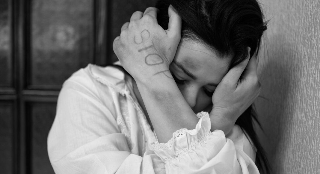 ΠΙΝΔΑΡΟΥ: Σε αναμονή γνωμάτευσης Νομικής Υπηρεσίας για την υπόθεση ξυλοδαρμού βουλευτή προς τη σύντροφό του