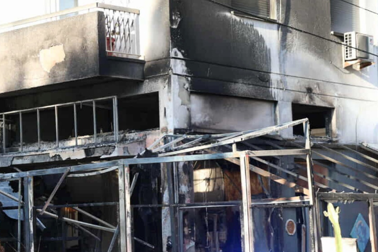 &Lambda;&Epsilon;&Upsilon;&Kappa;&Omega;&Sigma;&Iota;&Alpha;: Έ&kappa;&rho;&eta;&xi;&eta; &kappa;&alpha;&iota; &phi;&omega;&tau;&iota;ά &kappa;&alpha;&tau;&alpha;&sigma;&tau;&rho;έ&phi;&omicron;&upsilon;&nu; &epsilon;&sigma;&tau;&iota;&alpha;&tau;ό&rho;&iota;&omicron; &ndash; &Delta;&iota;&alpha;&rho;&rho;&omicron;ή &upsilon;&gamma;&rho;&alpha;&epsilon;&rho;ί&omicron;&upsilon; &upsilon;&pi;ό έ&rho;&epsilon;&upsilon;&nu;&alpha;-(&Beta;ί&nu;&tau;&epsilon;&omicron;)