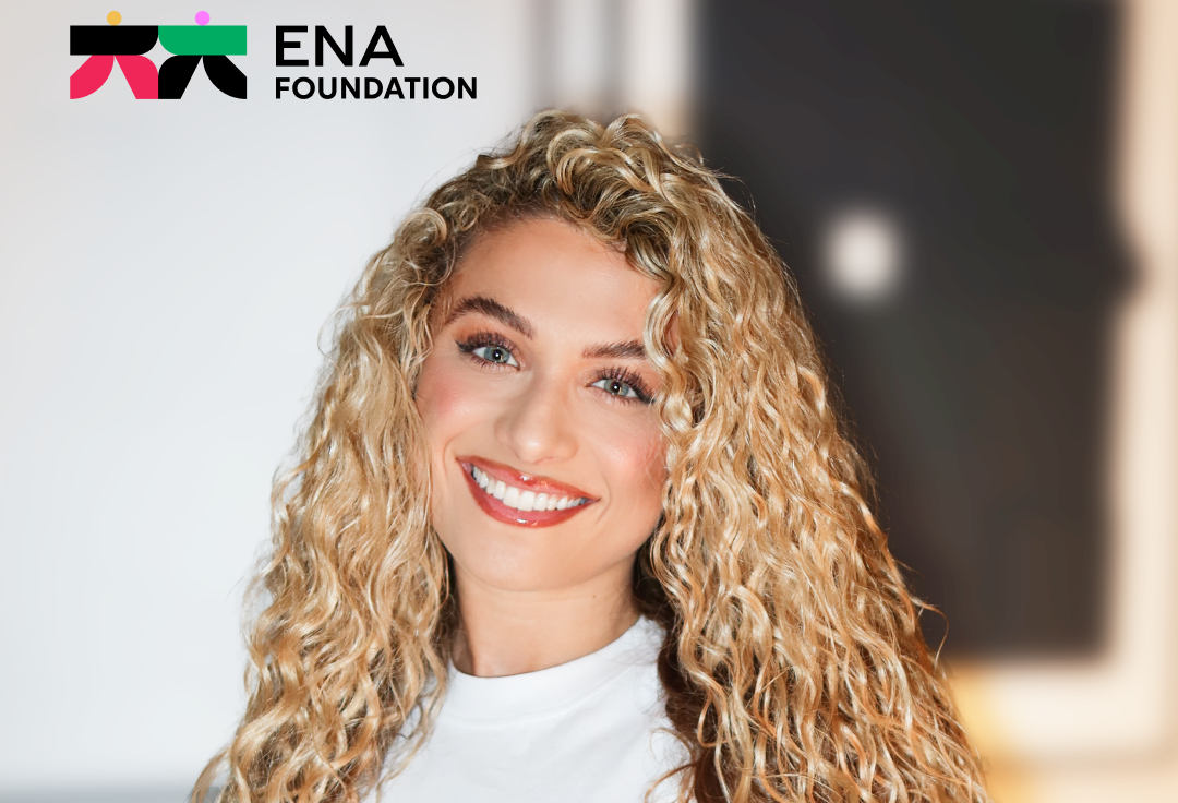 &Mu;&epsilon; &tau;&eta;&nu; &Alpha;&nu;&tau;&iota;&gamma;ό&nu;&eta; Buxton &xi;&epsilon;&kappa;&iota;&nu;ά &omicron; &Lambda;&Epsilon;&Upsilon;&Kappa;&Omicron;&Sigma; &Kappa;&Alpha;&Mu;&Beta;&Alpha;&Sigma;, έ&nu;&alpha;&sigmaf; &nu;έ&omicron;&sigmaf; &pi;&upsilon;&lambda;ώ&nu;&alpha;&sigmaf; &tau;&omicron;&upsilon; ENA Foundation.