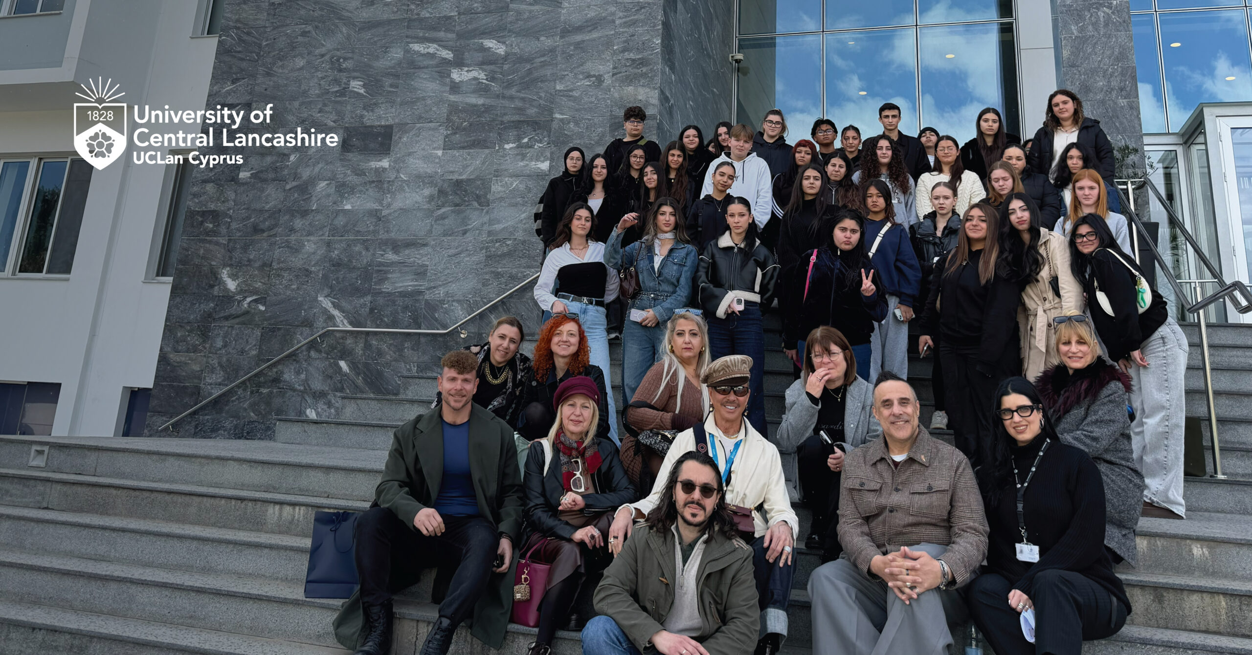 &Tau;&omicron; UCLan Cyprus &pi;&rho;&omicron;&sigma;&phi;έ&rho;&epsilon;&iota; &sigma;&epsilon; &mu;&alpha;&theta;&eta;&tau;έ&sigmaf; &tau;&epsilon;&chi;&nu;&iota;&kappa;ώ&nu; &sigma;&chi;&omicron;&lambda;ώ&nu; &mu;&iota;&alpha; &mu;&omicron;&nu;&alpha;&delta;&iota;&kappa;ή &delta;&iota;&alpha;&delta;&rho;&omicron;&mu;ή &pi;&rho;&omicron;&sigmaf; &tau;&eta;&nu; &pi;&alpha;&sigma;&alpha;&rho;έ&lambda;&alpha; &tau;&omicron;&upsilon; &laquo;Athens Fashion Week 2026&raquo;