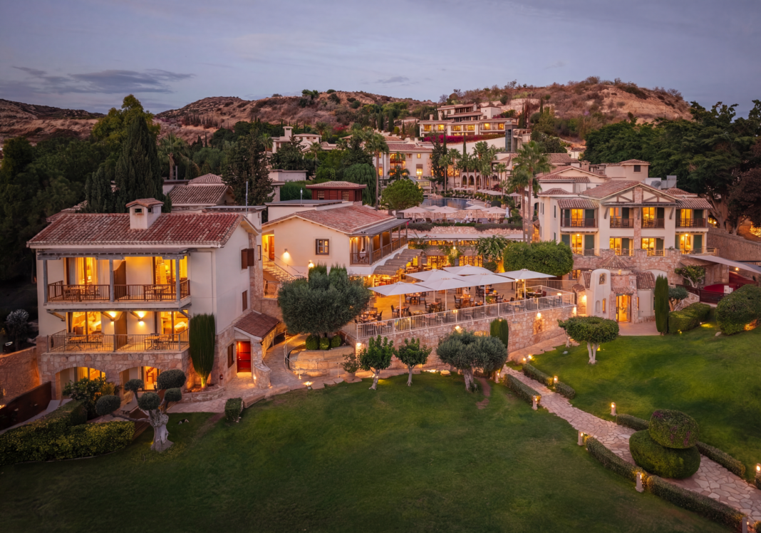 CΟLUMBIA BEACH RESORT: Γιορτάστε το Πάσχα με βραβευμένο στυλ