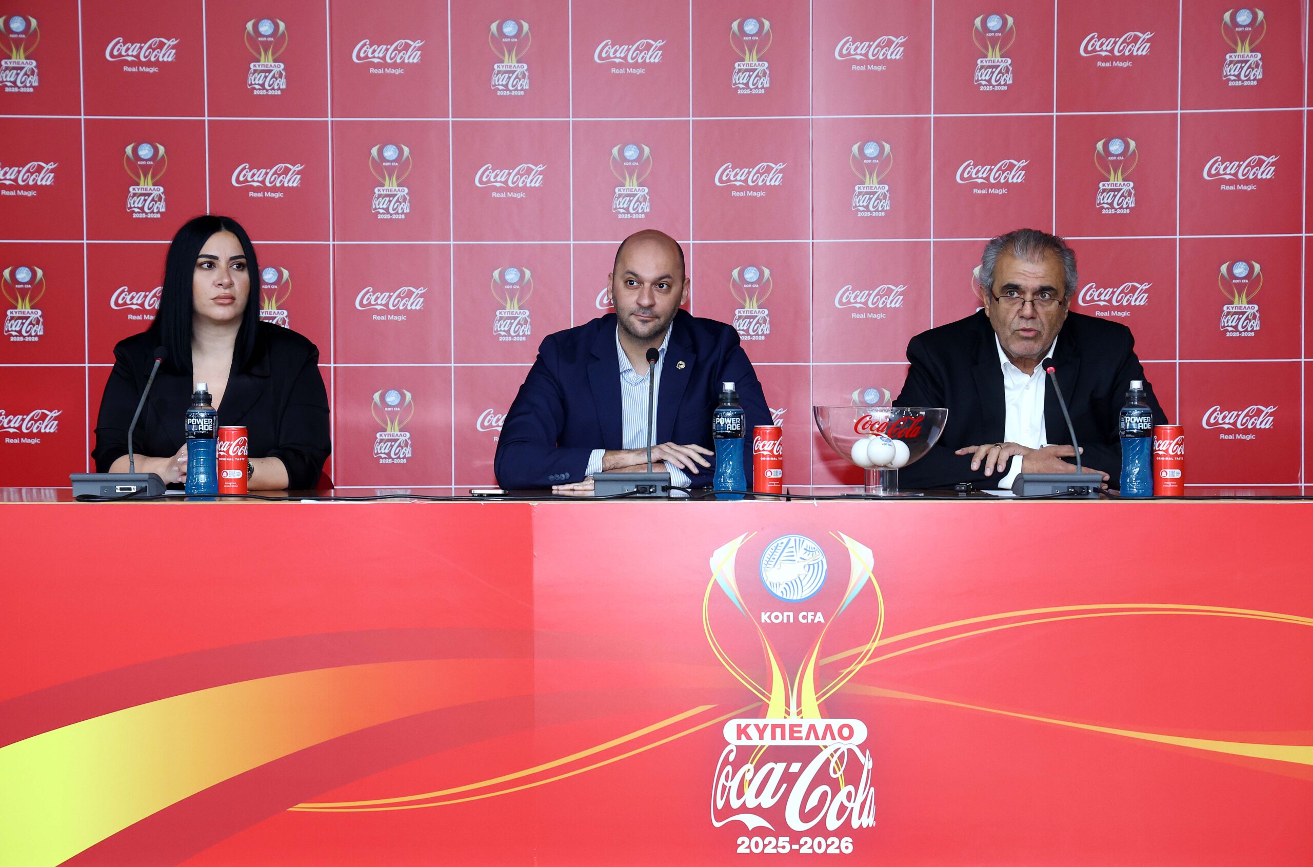 &Kappa;&Upsilon;&Pi;&Epsilon;&Lambda;&Lambda;&Omicron; COCA-COLA: &Xi;&epsilon;&kappa;&iota;&nu;&omicron;ύ&nu; &omicron;&iota; &eta;&mu;&iota;&tau;&epsilon;&lambda;&iota;&kappa;&omicron;ί &alpha;&gamma;ώ&nu;&epsilon;&sigmaf; &mu;&epsilon; &tau;&omicron; &sigma;ύ&nu;&theta;&eta;&mu;&alpha; &laquo;&Gamma;&kappa;&omicron;&lambda; &sigma;&tau;&eta; &Sigma;&upsilon;&mu;&pi;&epsilon;&rho;ί&lambda;&eta;&psi;&eta;&raquo;