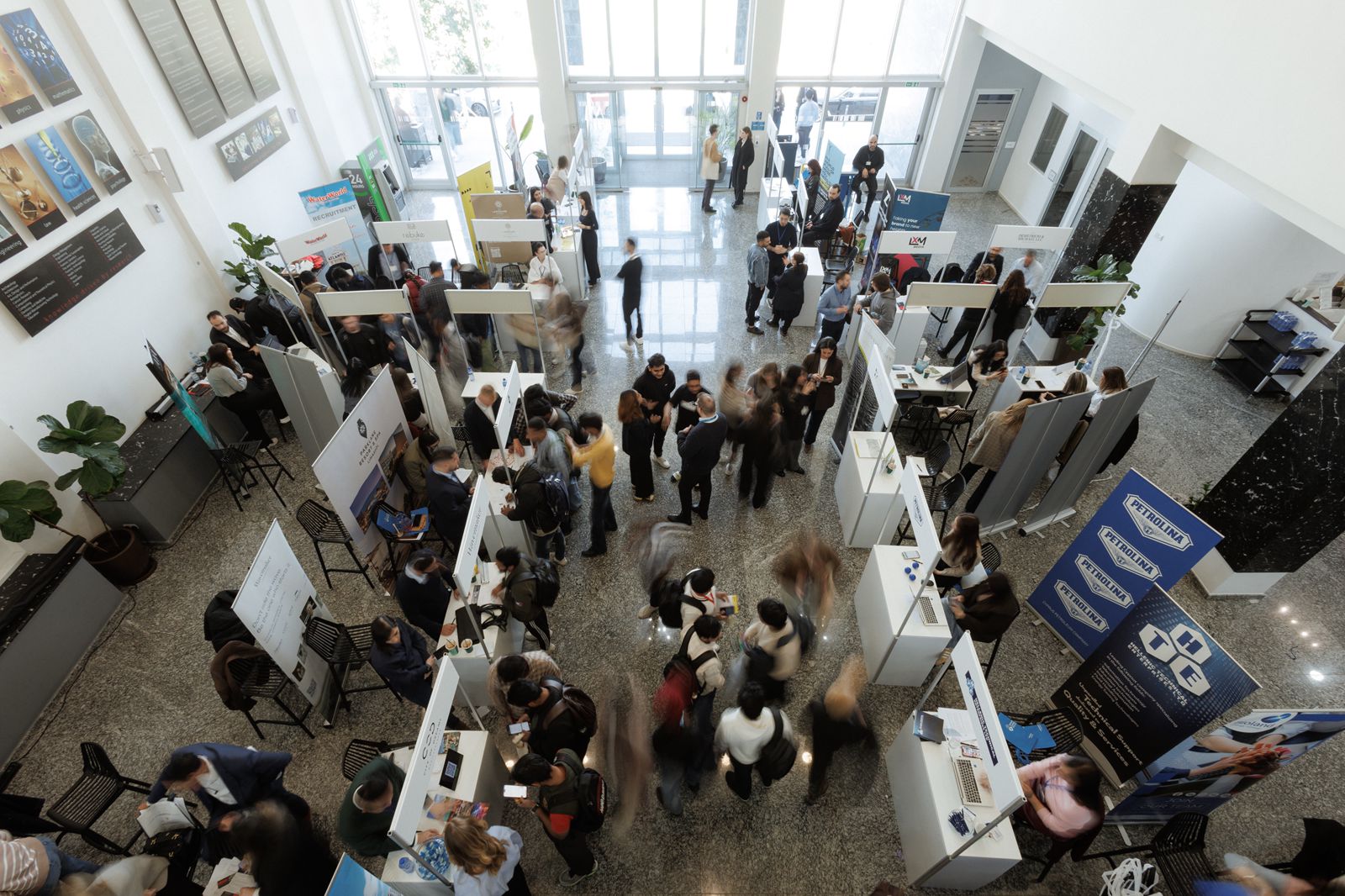 UCLAN CYPRUS: &Mu;&epsilon; &mu;&epsilon;&gamma;ά&lambda;&eta; &epsilon;&pi;&iota;&tau;&upsilon;&chi;ί&alpha; &omicron;&lambda;&omicron;&kappa;&lambda;&eta;&rho;ώ&theta;&eta;&kappa;&epsilon; &tau;&omicron; Career Fair 2026 &sigma;&tau;&omicron; &Pi;&alpha;&nu;&epsilon;&pi;&iota;&sigma;&tau;ή&mu;&iota;&omicron;