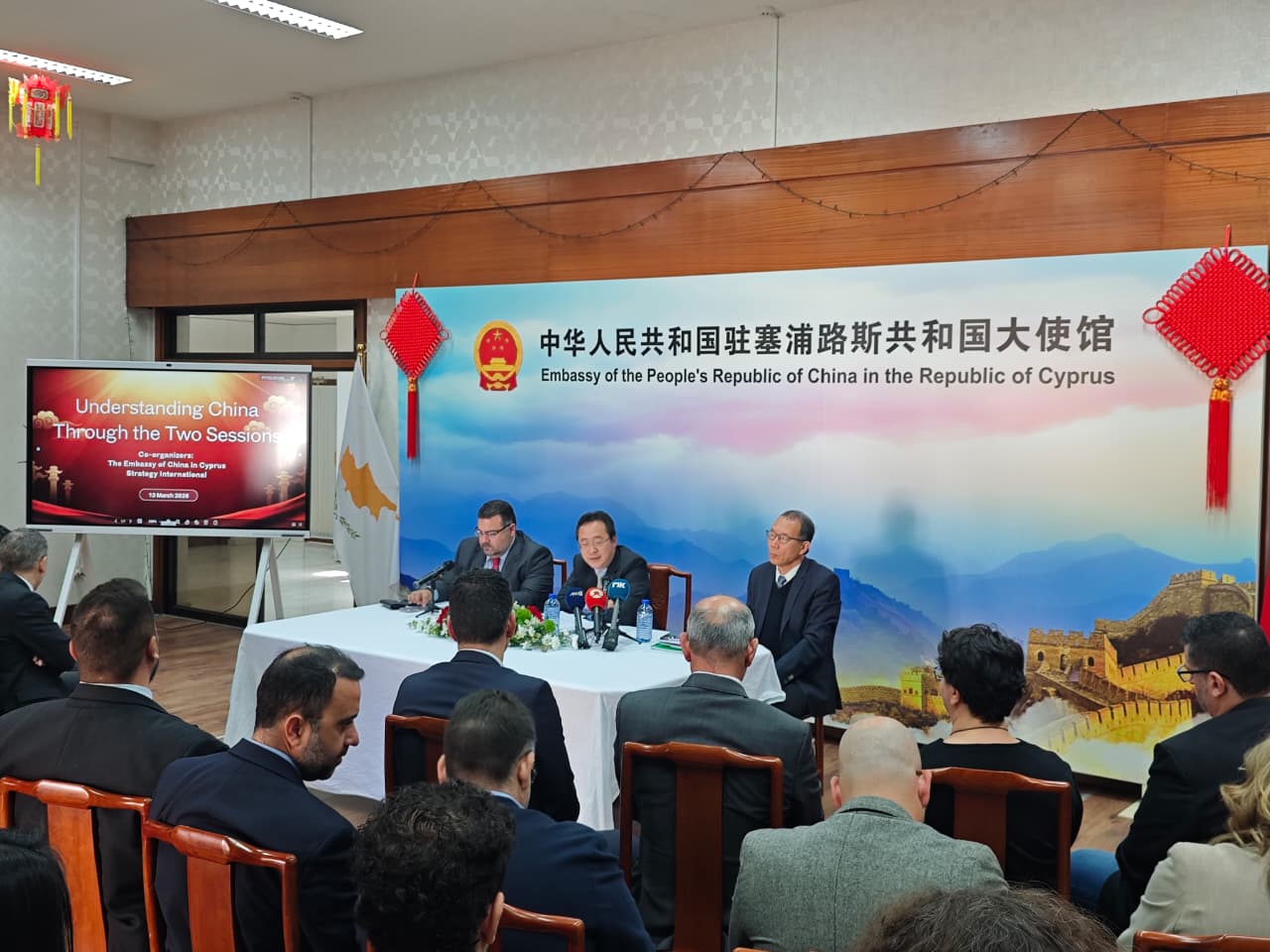 &Epsilon;&Nu;&Eta;&Mu;&Epsilon;&Rho;&Omega;&Tau;&Iota;&Kappa;&Eta; &Epsilon;&Kappa;&Delta;&Eta;&Lambda;&Omega;&Sigma;&Eta;: &Sigma;&tau;&eta;&nu; &Pi;&rho;&epsilon;&sigma;&beta;&epsilon;ί&alpha; &tau;&eta;&sigmaf; &Kappa;ί&nu;&alpha;&sigmaf;: &laquo;Understanding China Through the Two Sessions&raquo;