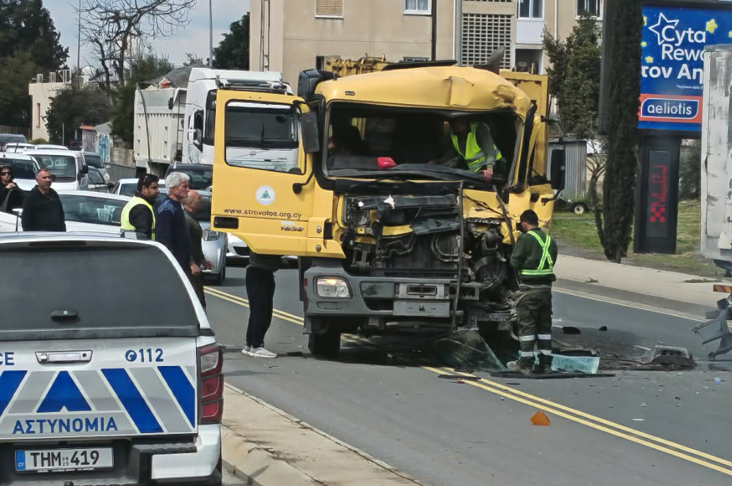 ΛΕΥΚΩΣΙΑ: Χάος στην Σπύρου Κυπριανού μετά από τροχαίο με φορτηγό – Κλειστός ο δρόμος-(Φώτο)