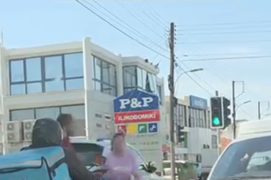 ΛΕΜΕΣΟΣ: Οδική οργή για λίγα δευτερόλεπτα καθυστέρησης – Χαστούκι και ένταση σε βίντεο -(Βίντεο)