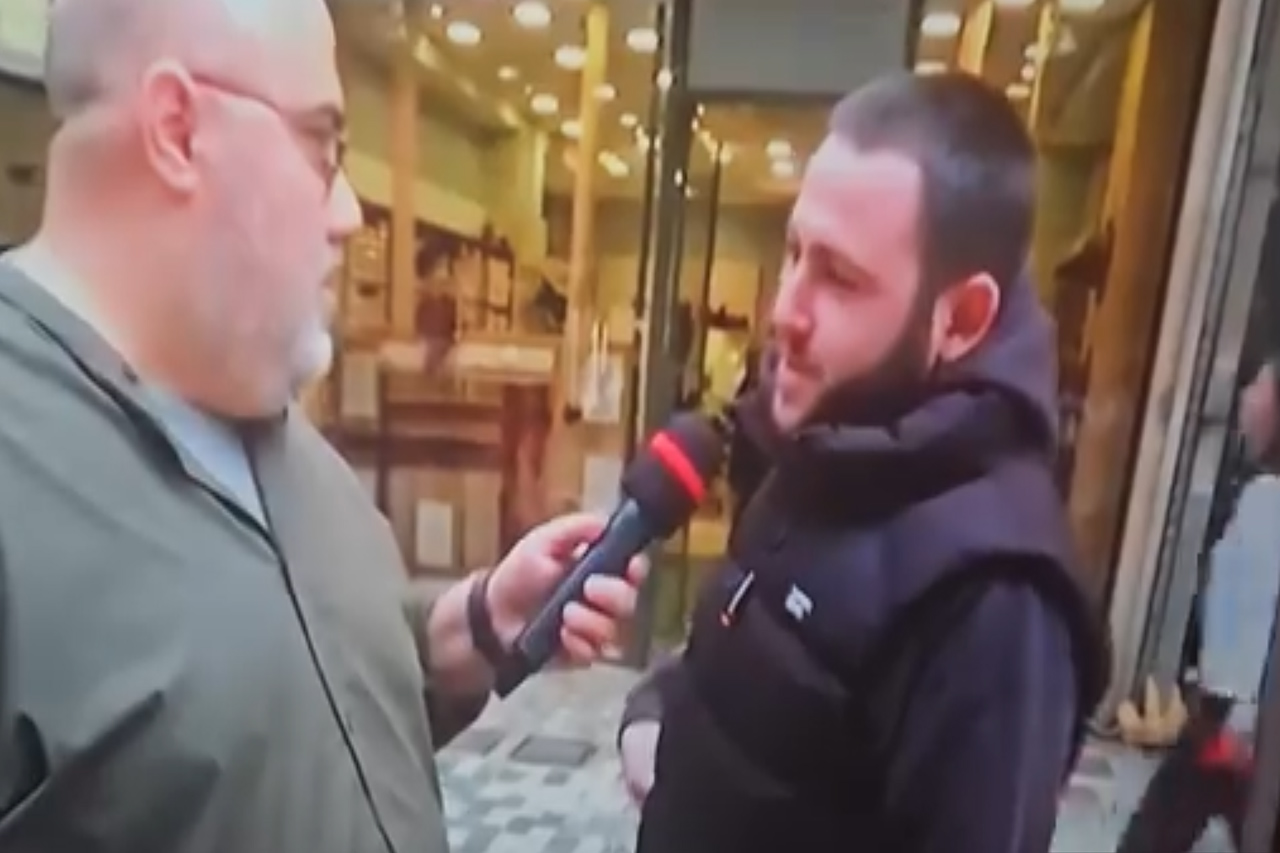 &Mu;&Epsilon;&Rho;&Iota;&Delta;&Alpha; &Epsilon;&Lambda;&Lambda;&Alpha;&Delta;&Iota;&Tau;&Omega;&Nu;: &laquo;&Pi;&omicron;&lambda;ύ &mu;&alpha;&kappa;&rho;&iota;ά &eta; &Kappa;ύ&pi;&rho;&omicron;&sigmaf;&raquo; &ndash; &Eta; &phi;&rho;&epsilon;&gamma;ά&tau;&alpha; &kappa;&alpha;&iota; &omicron;&iota; &alpha;&nu;&iota;&sigma;&tau;ό&rho;&eta;&tau;&omicron;&iota; -(&Beta;ί&nu;&tau;&epsilon;&omicron;)