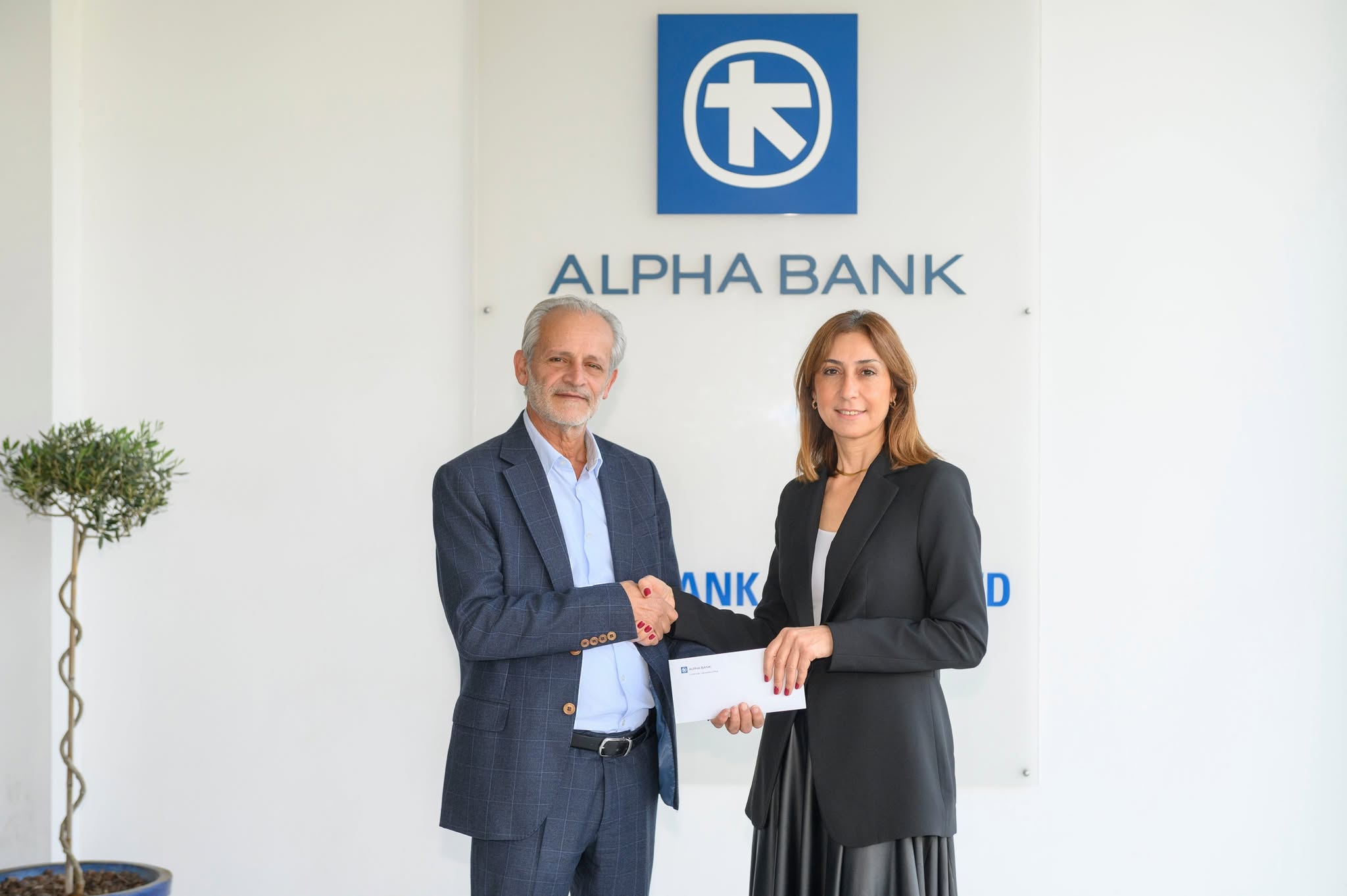 ALPHA BANK &Kappa;&Upsilon;&Pi;&Rho;&Omicron;&Upsilon;: &Sigma;&tau;&eta;&rho;ί&zeta;&epsilon;&iota; &kappa;&alpha;&iota; &phi;έ&tau;&omicron;&sigmaf; &tau;&eta;&nu; &epsilon;&kappa;&sigma;&tau;&rho;&alpha;&tau;&epsilon;ί&alpha; &laquo;&Upsilon;&iota;&omicron;&theta;&epsilon;&tau;ή&sigma;&tau;&epsilon; &mu;&iota;&alpha; &omicron;&iota;&kappa;&omicron;&gamma;έ&nu;&epsilon;&iota;&alpha; &tau;&omicron; &Pi;ά&sigma;&chi;&alpha;&raquo;
