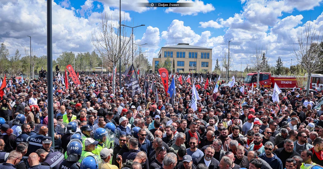 ΠΑΝΕΡΓΑΤΙΚΗ ΑΠΕΡΓΙΑ ΣΤΑ ΚΑΤΕΧΟΜΕΝΑ: Συγκρούσεις έξω από τη «βουλή»-(Φώτο)