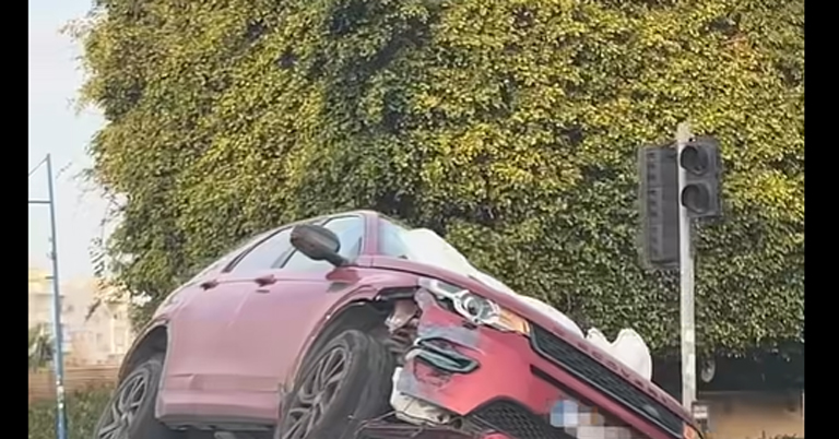 ΛΕΜΕΣΟΣ: Οδηγός Range Rover ανέβηκε σε κιγκλιδώματα πεζών μετά από απώλεια ελέγχου-(Βίντεο)