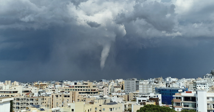 ΑΝΕΜΟΣΤΡΟΒΙΛΟΣ: Με τα μάτια και τα κινητά των πολιτών – Ορατός από πολλές περιοχές της Λευκωσίας-(Βίντεο)