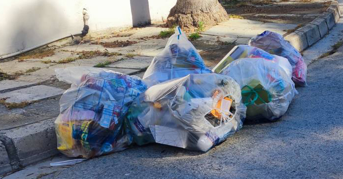 ΣΤΡΟΒΟΛΟΣ: Σακούλες ανακύκλωσης στους δρόμους λόγω καθυστερήσεων στη συλλογή – Αντιδράσεις κατοίκων-(Φώτο)