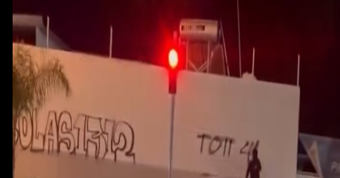 ΠΑΓΚΥΠΡΙΑ ΑΝΗΣΥΧΙΑ: Νεαροί με μηχανές ρίχνουν κροτίδες και γράφουν συνθήματα στους τοίχους – Πλάνα από την ενεργό δράση τους