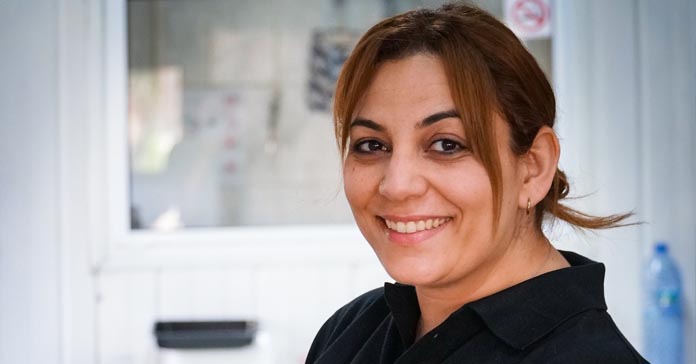 ΣΤΕΛΛΑ ΠΕΤΡΟΥ: Η κρεοπώλης που στηρίζει τους κτηνοτρόφους και έγινε γνωστή από τα βίντεο της στο διαδίκτυο-(Βίντεο)