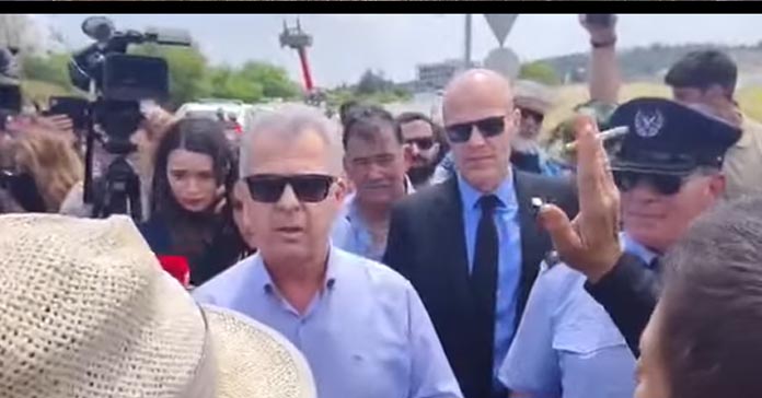 ΡΙΖΟΕΛΙΑ ΣΕ ΑΣΦΥΞΙΑ: Δεν εκτόνωσε την ένταση η παρέμβαση Υπουργού – Έντονη σύγκρουση με τους κτηνοτρόφους