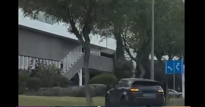 ΛΑΤΣΙΑ: Όχημα καταλήγει σε πεζοδρόμιο, δημιουργώντας κυκλοφοριακό κομφούζιο