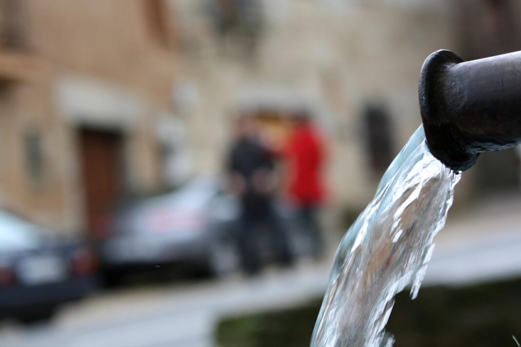 ΛΕΥΚΩΣΙΑ–ΛΑΡΝΑΚΑ: Κλειστές δύο λωρίδες στη Ριζοελιά λόγω βλάβης σε αγωγό νερού – Έκκληση για προσοχή στους οδηγούς