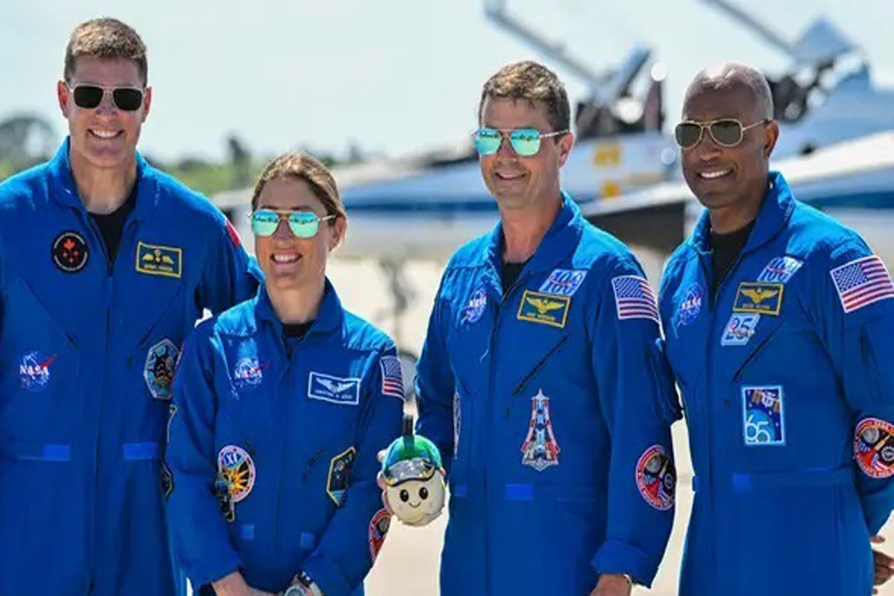 ARTEMIS II: &Sigma;&epsilon; &tau;&rho;&omicron;&chi;&iota;ά &gamma;&iota;&alpha; &tau;&eta; &Sigma;&epsilon;&lambda;ή&nu;&eta; &omicron;&iota; &alpha;&sigma;&tau;&rho;&omicron;&nu;&alpha;ύ&tau;&epsilon;&sigmaf; &ndash; &Iota;&sigma;&tau;&omicron;&rho;&iota;&kappa;ή &alpha;&pi;&omicron;&sigma;&tau;&omicron;&lambda;ή &mu;&epsilon; &beta;&lambda;έ&mu;&mu;&alpha; &sigma;&tau;&omicron; &mu;έ&lambda;&lambda;&omicron;&nu;-(Bί&nu;&tau;&epsilon;&omicron;)