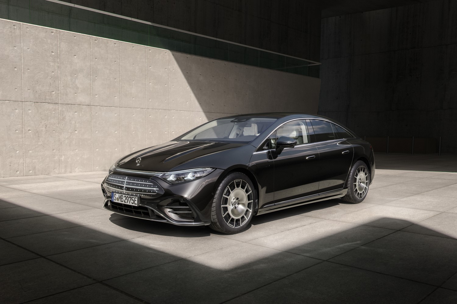 MERCEDES-BENZ: &Epsilon;&pi;&alpha;&nu;&alpha;&pi;&rho;&omicron;&sigma;&delta;&iota;&omicron;&rho;ί&zeta;&epsilon;&iota; &tau;&eta;&nu; &eta;&lambda;&epsilon;&kappa;&tau;&rho;&iota;&kappa;ή &pi;&omicron;&lambda;&upsilon;&tau;έ&lambda;&epsilon;&iota;&alpha; &mu;&epsilon; &tau;&eta; &nu;έ&alpha; EQS