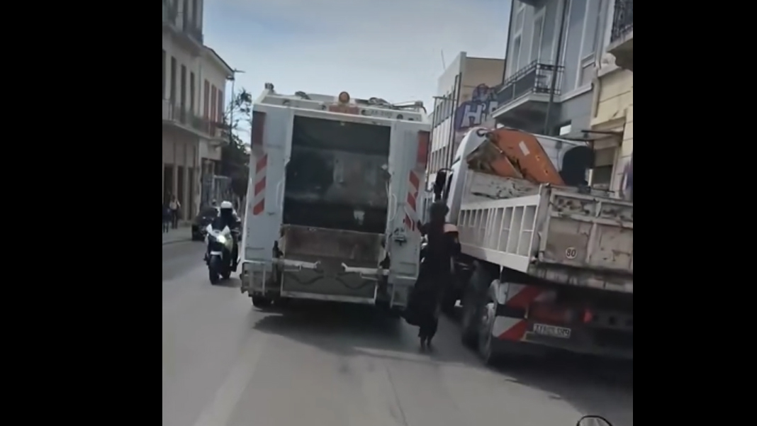 ΑΣΥΝΗΘΙΣΤΟ ΠΕΡΙΣΤΑΤΙΚΟ: Κοπέλα σε πατίνι κρατιέται από απορριμματοφόρο – Προκαλεί προβληματισμό για την οδική ασφάλεια -(Βίντεο)