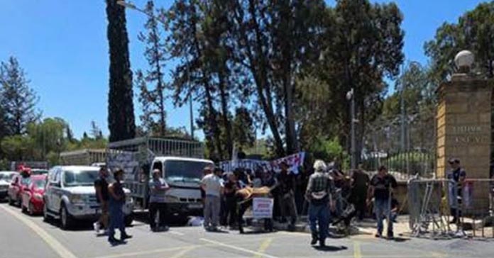 ΚΤΗΝΟΤΡΟΦΟΙ: Έξω από το Προεδρικό – Στο «κόκκινο» η κίνηση στους δρόμους