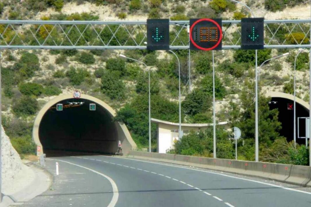 ΠΡΟΣΟΧΗ ΟΔΗΓΟΙ: Ανετράπη φορτηγό στον αυτοκινητόδρομο Λεμεσού – Πάφου