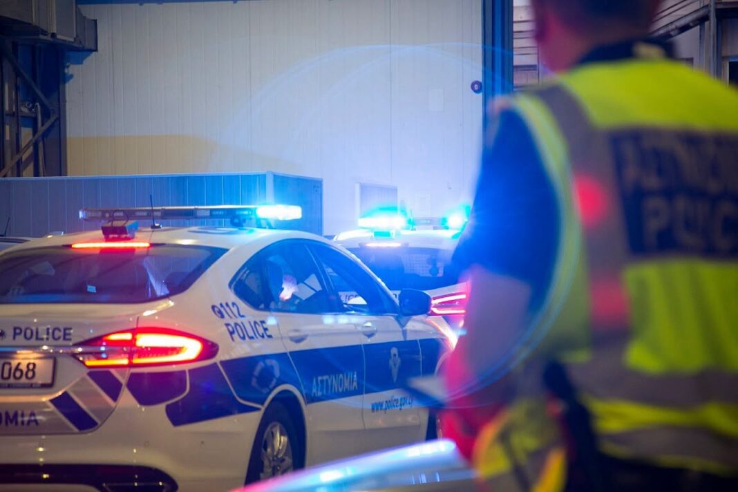 ΛΕΥΚΩΣΙΑ: Νταλίκα με εμπορευματοκιβώτιο ανετράπη στη λεωφόρο Τσερίου – Χωρίς τραυματισμούς