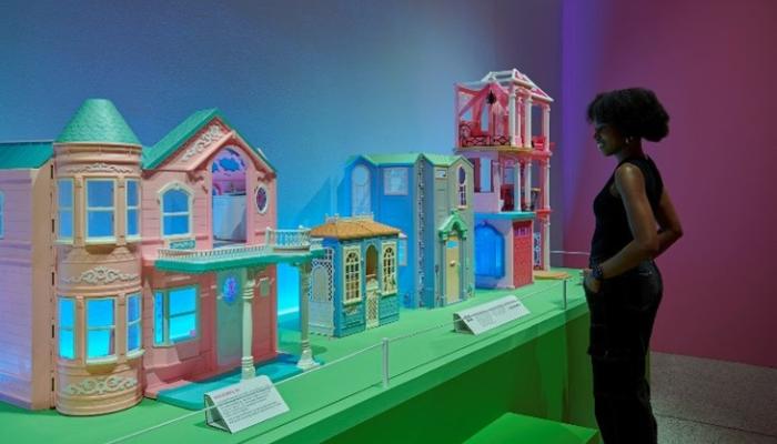 BARBIE: ΑΠΟ ΤΟ 1959 ΜΕΧΡΙ ΣΗΜΕΡΑ – Η ιστορία της διάσημης κούκλας σε μια εντυπωσιακή έκθεση στη Γλασκώβη!