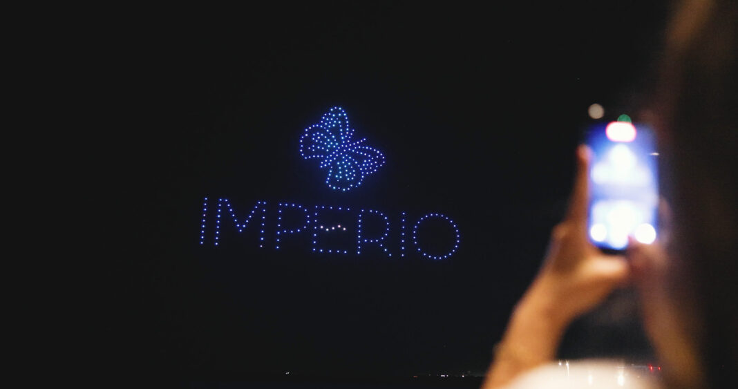 ΈΝΑ ΕΝΤΥΠΩΣΙΑΚΟ drone show ζωντάνεψε τα έργα της Imperio στον ουρανό της Λεμεσού