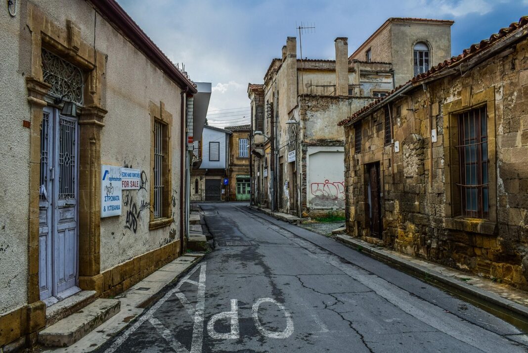 ΛΕΥΚΩΣΙΑ: Χειροπέδες σε 17χρονο και 19χρονο μετά από επίθεση σε 41χρονο στη Λήδρας