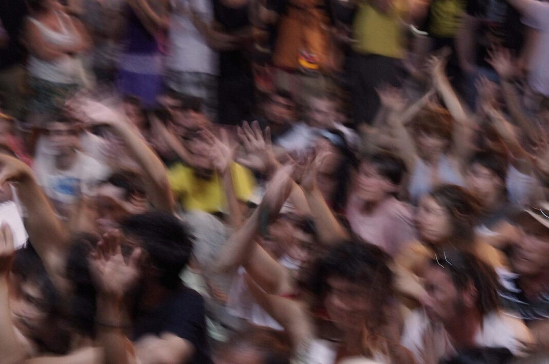 ΣΤΟΥΣ ΔΡΟΜΟΥΣ: Οι ωρομίσθιοι κυβερνητικοί και το προσωπικό του ΟΚΥπΥ – Διαμαρτυρία έξω από το Υπουργείο Οικονομικών με πορεία προς το Προεδρικό