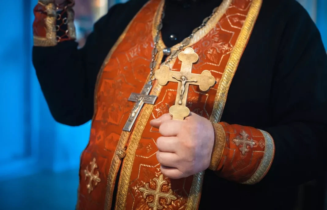 ΣΥΓΚΛΟΝΙΣΤΙΚΗ ΜΑΡΤΥΡΙΑ ΜΗΤΕΡΑΣ σε καταγγελία προσηλυτισμού του γιου της – «Ο πατέρας σου είναι δαιμονισμένος»