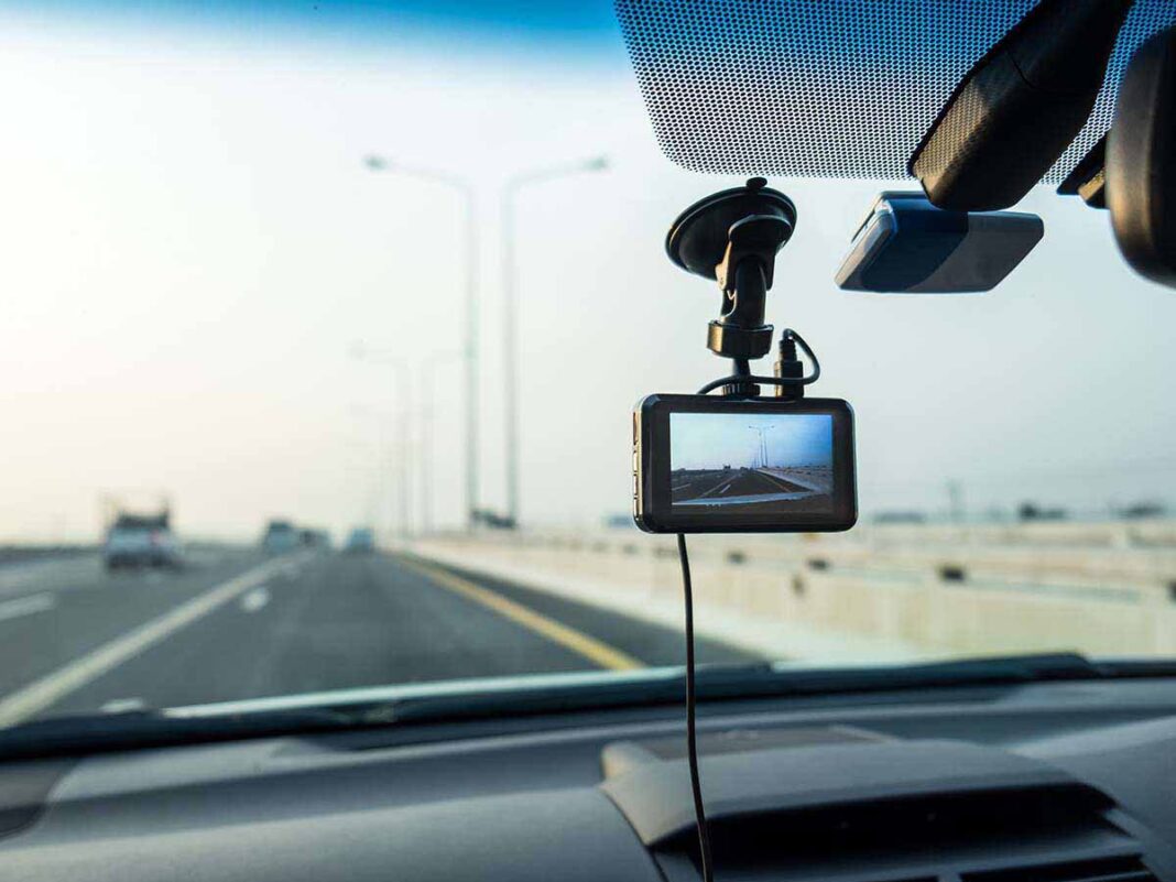 DASH CAM: Η κάμερα στο αυτοκίνητο γίνεται «μάρτυρας» στα τροχαία – Τι αλλάζει από τον Ιούλιο