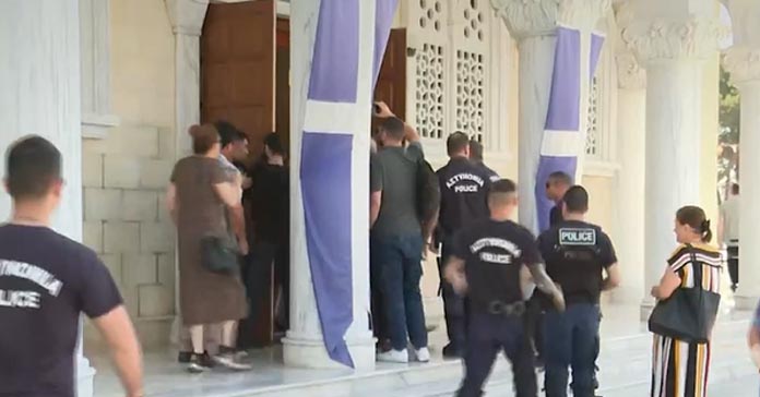 ΧΕΙΡΟΤΟΝΙΑ ΜΗΤΡΟΠΟΛΙΤΗ ΠΑΦΟΥ: Φωνές και διαμαρτυρίες από υποστηρικτές του Τυχικού – «Μέσα άξιος, έξω ανάξιος»