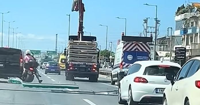 ΑΘΗΝΑ: Γερανοφόρο όχημα προσέκρουσε σε πινακίδα σήμανσης – Σκηνές πανικού στη Λεωφόρο Κηφισού-(Δείτε το βίντεο)