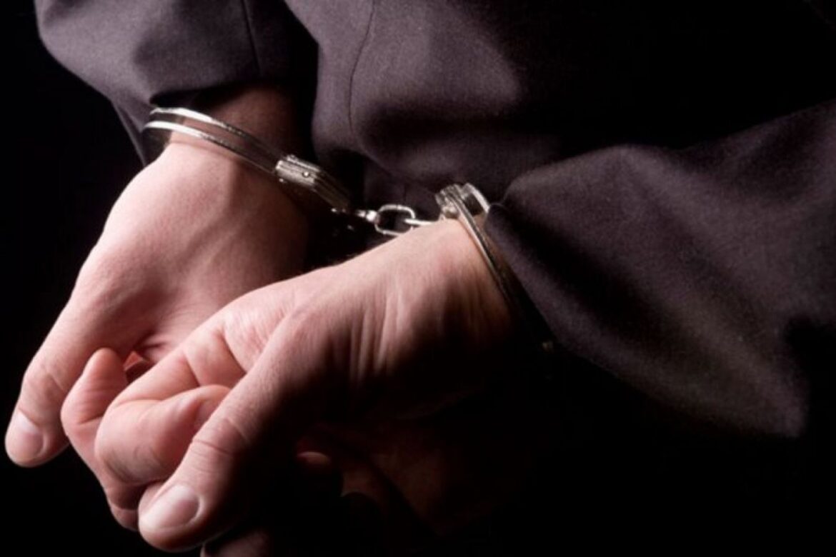 &Phi;&Omicron;&Nu;&Omicron;&Sigma; &Sigma;&Tau;&Eta;&Nu; &Kappa;&Epsilon;&Rho;&Upsilon;&Nu;&Epsilon;&Iota;&Alpha;: &Nu;&epsilon;&kappa;&rho;ό&sigmaf; 40&chi;&rho;&omicron;&nu;&omicron;&sigmaf; &ndash; &Epsilon;&pi;&tau;ά &sigma;&upsilon;&lambda;&lambda;ή&psi;&epsilon;&iota;&sigmaf;, &omicron; έ&nu;&alpha;&sigmaf; &tau;&rho;&alpha;&upsilon;&mu;&alpha;&tau;&iota;&sigma;&mu;έ&nu;&omicron;&sigmaf;