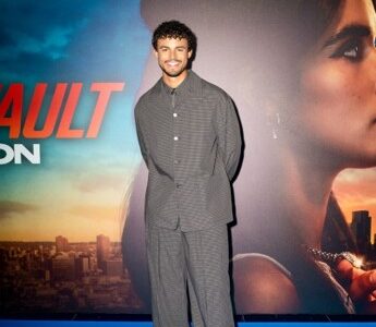 Ο MATTHEW BROOME φόρεσε Calvin Klein Collection στην πρεμιέρα του «Your Fault: London» στο Ηνωμένο Βασίλειο