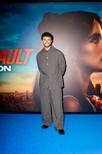 Ο Matthew Broome φόρεσε Calvin Klein Collection στην πρεμιέρα του «Your Fault: London» στο Ηνωμένο Βασίλειο. Ο Matthew Broome φόρεσε Calvin Klein Collection στην πρεμιέρα του «Your Fault: London» στο Ηνωμένο Βασίλειο.