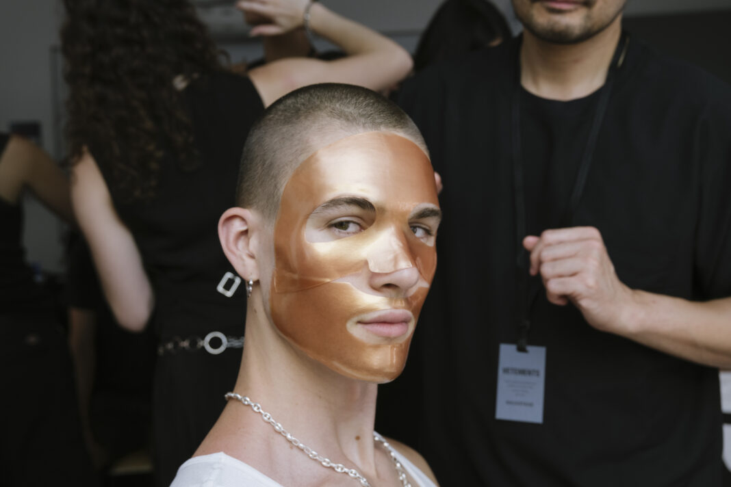 Ο AUGUSTINUS BADER συνεργάζεται με τον Οίκο Μόδας VETEMENTS για την περιποίηση της επιδερμίδας