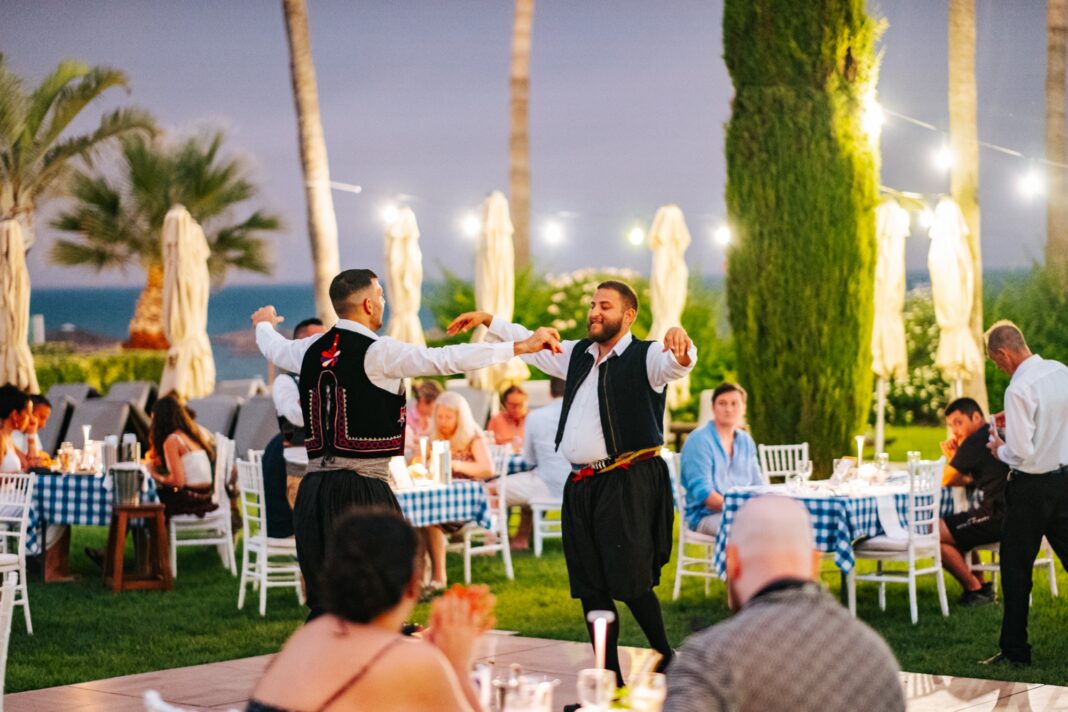 ΟΙ ΒΡΑΔΙΕΣ Cyprus Night δίνουν κυπριακό ρυθμό στις Τετάρτες του Columbia Beach Resort