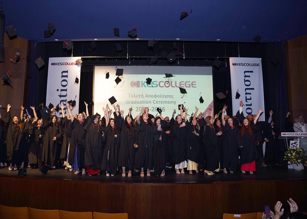 ΔΙΠΛΗ ΓΙΟΡΤΗ ΓΙΑ ΤΟ KES COLLEGE: Επετειακή Τελετή Αποφοίτησης και Εορτασμός 55 Χρόνων Προσφοράς στην Τριτοβάθμια Εκπαίδευση