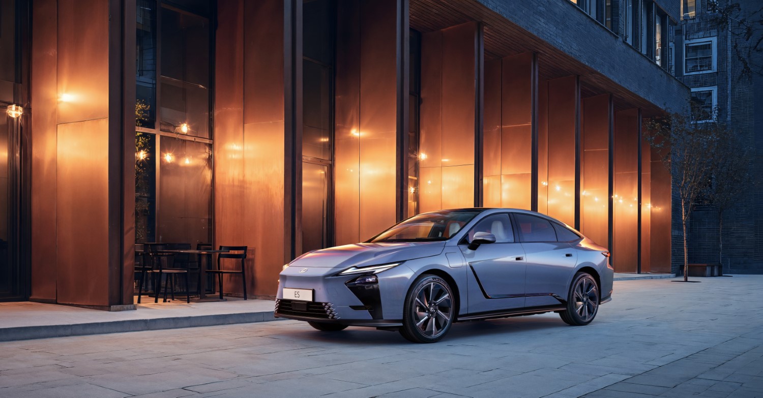 ΝΕΟ LEXUS ES: Επαναπροσδιορίζει την πολυτέλεια στην εποχή της ηλεκτροκίνησης