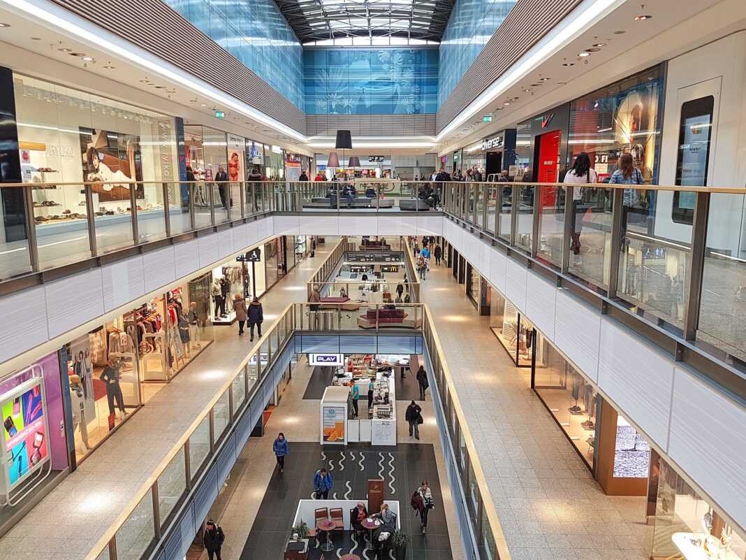 FAST FASHION VS ΤΟΠΙΚΑ ΚΑΤΑΣΤΗΜΑΤΑ: Ποιος κερδίζει τη μάχη των καταναλωτών στην Κύπρο;