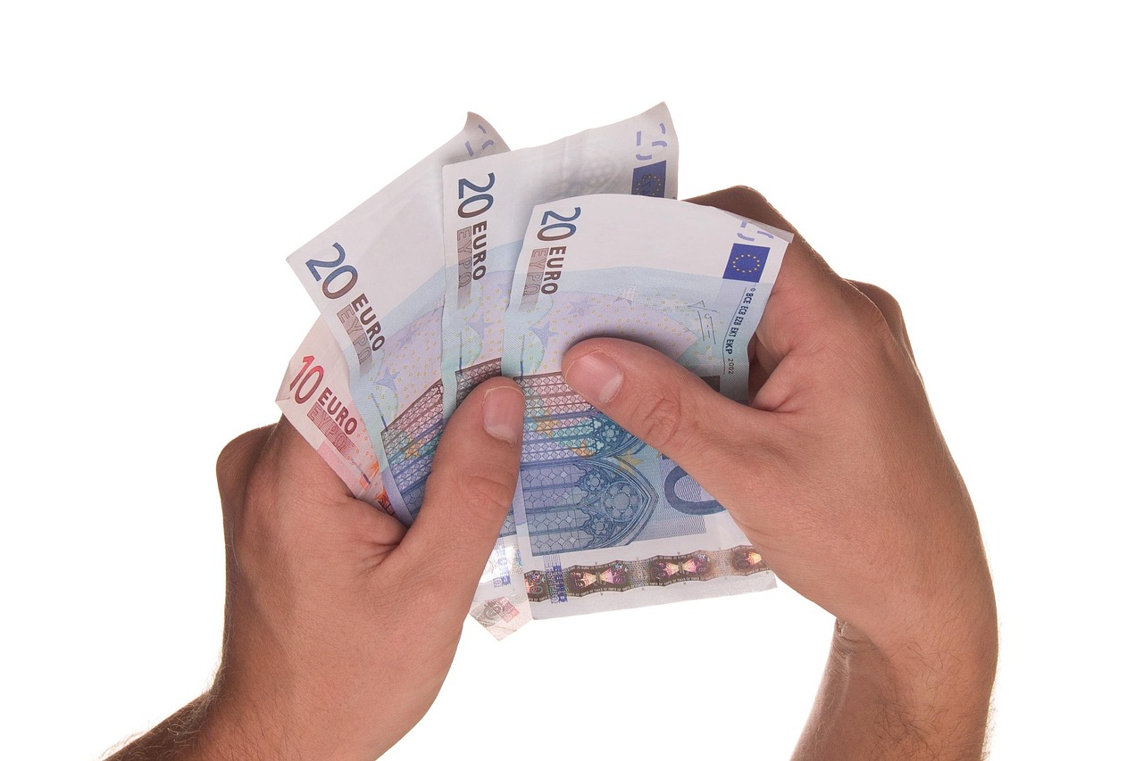 ΜΙΣΘΟΙ ΣΤΗΝ ΚΥΠΡΟ: Η αλήθεια πίσω από τα €2.601 – Τι δείχνουν πραγματικά οι αριθμοί