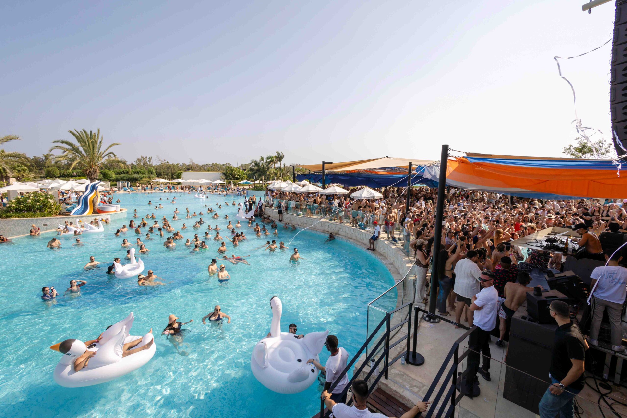 &Tau;&alpha; Wet Glam Summer Poolside Series &alpha;&nu;&epsilon;&beta;ά&zeta;&omicron;&upsilon;&nu; &tau;&eta;&nu; έ&nu;&tau;&alpha;&sigma;&eta; &mu;&epsilon; έ&nu;&alpha; &epsilon;&kappa;&rho;&eta;&kappa;&tau;&iota;&kappa;ό &pi;&rho;ό&gamma;&rho;&alpha;&mu;&mu;&alpha; &tau;&omicron;&nu; &Alpha;ύ&gamma;&omicron;&upsilon;&sigma;&tau;&omicron;